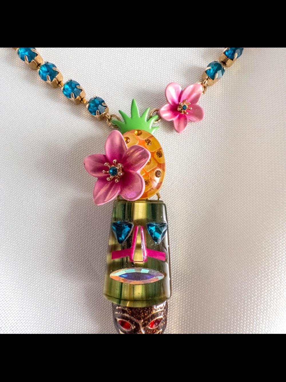 NWT 🌺Rare🌺 Betsey Johnson Tropical Island Time Tiki Pineapple Skull Necklace - Picture 3 of 11